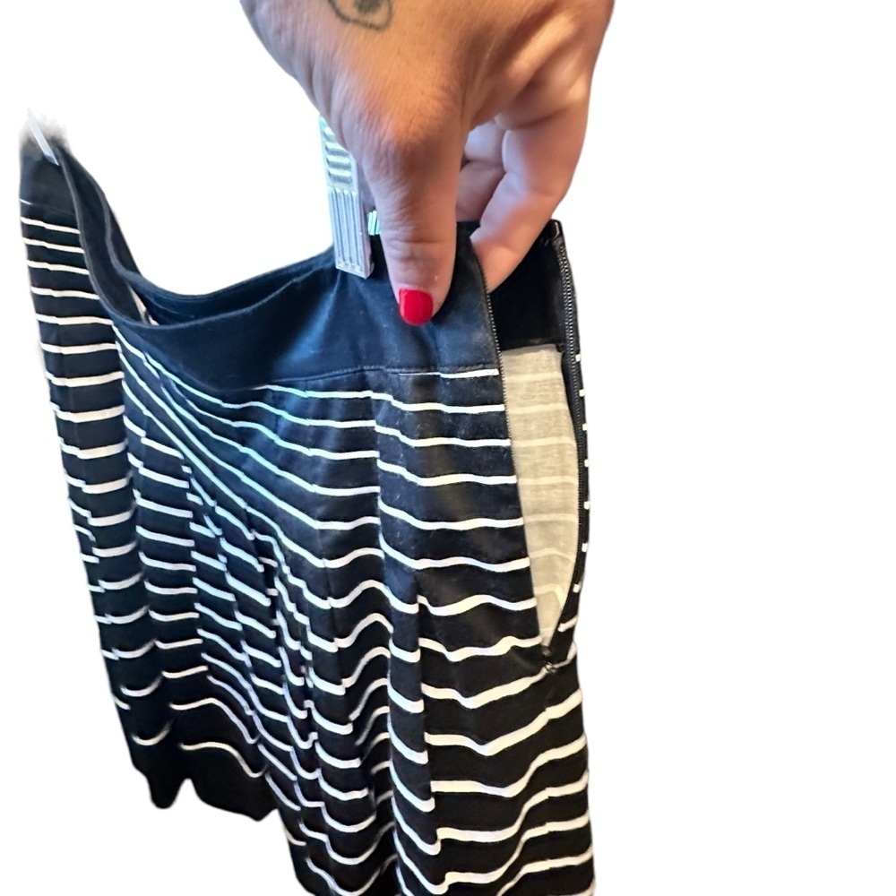 🔴 5 for $40 SALE! 
TALBOTS Pleated ALine Black White Striped Skirt Sz 8 - Picture 2 of 11